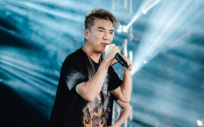 Đàm Vĩnh Hưng bị bao vây khi đi diễn tại trường học