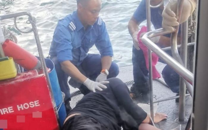 Nam ca sĩ bị phát hiện đuối nước trên biển, được người dân cứu sống
