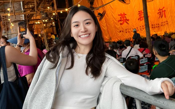 Nữ nghị viên trẻ nhất Hong Kong gây chú ý khi dự thi Hoa hậu