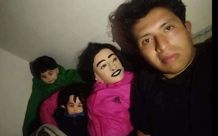 Người đàn ông 'cưới vợ sinh con' với búp bê, sống hạnh phúc như gia đình thật