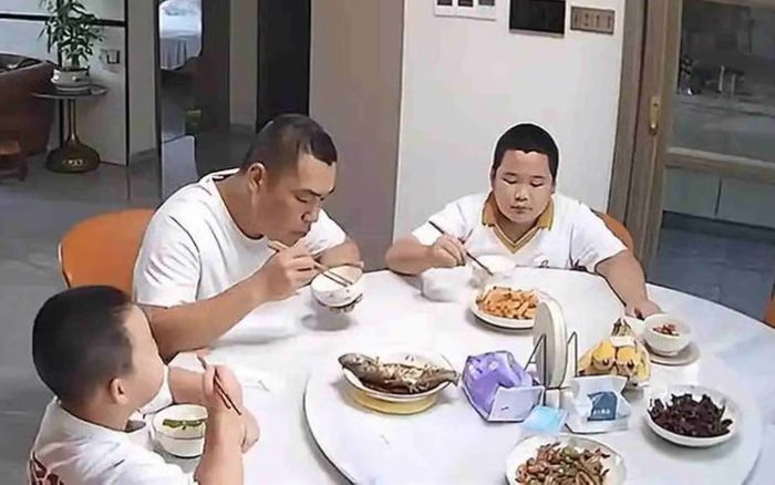 Cả nhà đang ăn tối thì xảy ra động đất, cậu con trai có hành động khiến ai cũng cười ngất