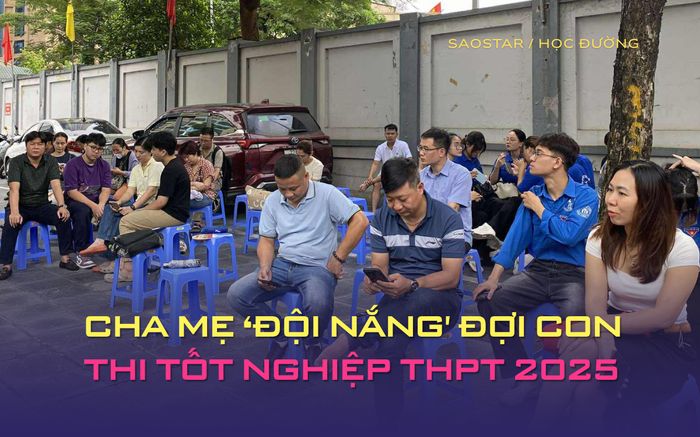 Phụ huynh nán lại cổng trường đợi con: Tình yêu thương không nói bằng lời