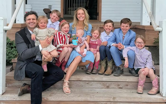 Hoa hậu từ bỏ ánh đèn sân khấu để về quê chăm 8 người con