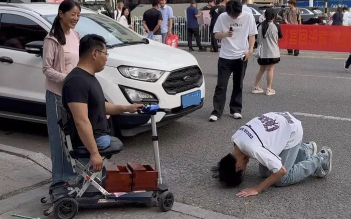 Video con trai quỳ lạy người cha cụt chân sau khi rời phòng thi Đại học