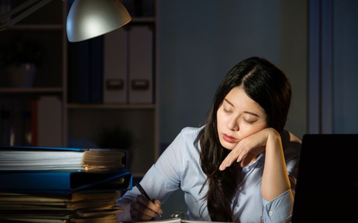 Dinh dưỡng cho người làm việc đêm: Làm sao ăn đủ mà không tăng cân?