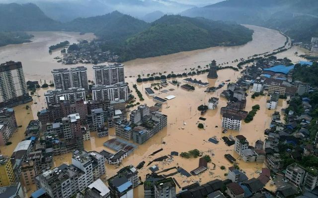 Clip: Lũ lụt kinh hoàng tại Trung Quốc, cả một tỉnh chìm trong biển nước