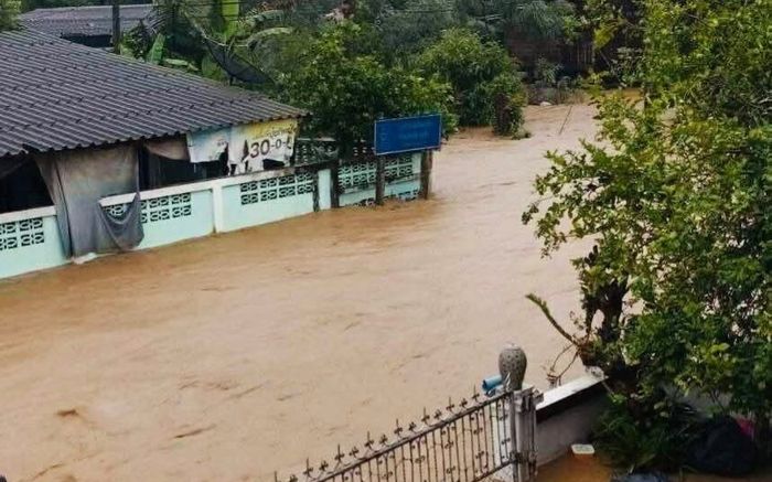 Mưa lũ ập vào giữa đêm nhấn chìm 2 ngôi làng, người dân sơ tán khẩn