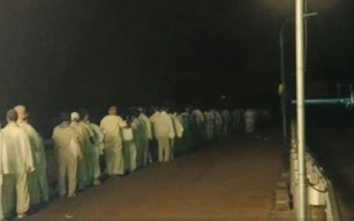 Hơn 50 người mặc đồ trắng đi thành hàng dài lúc rạng sáng, cảnh tượng gây lo sợ