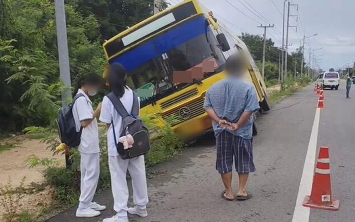 Xe buýt chở 50 học sinh nổ bánh, rớt xuống ven đường
