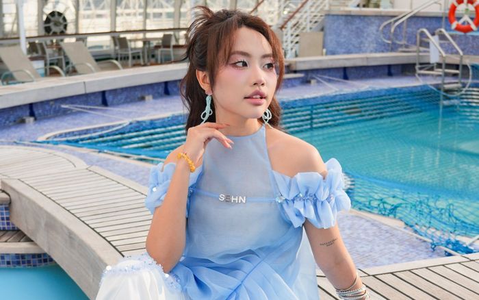 Phương Mỹ Chi xúc động trước câu nói của khán giả tại sân bay