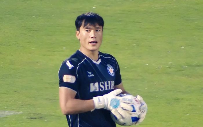 Thủ môn Bùi Tiến Dũng chơi xuất thần trước đội Công Phượng