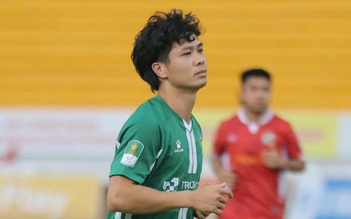 Công Phượng bị Bùi Tiến Dũng từ chối bàn thắng trên chấm 11m