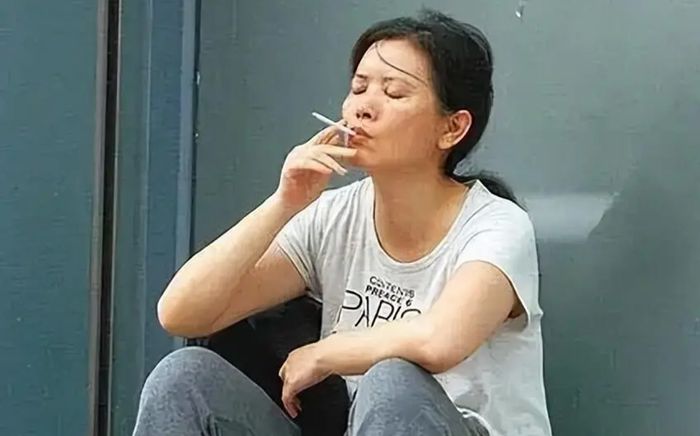 Nữ danh ca nổi tiếng một thời của showbiz giờ sống gầm cầu, nhặt đồ thùng rác ăn qua ngày