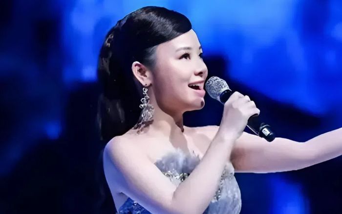 Nữ ca sĩ mù bất chấp gia đình phản đối để cưới chàng trai nghèo, cuộc sống sau 7 năm gây ngỡ ngàng