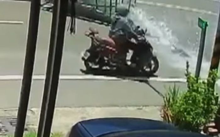 Xe container làm rơi thùng axit xuống đường, người phụ nữ phải nhập viện cấp cứu