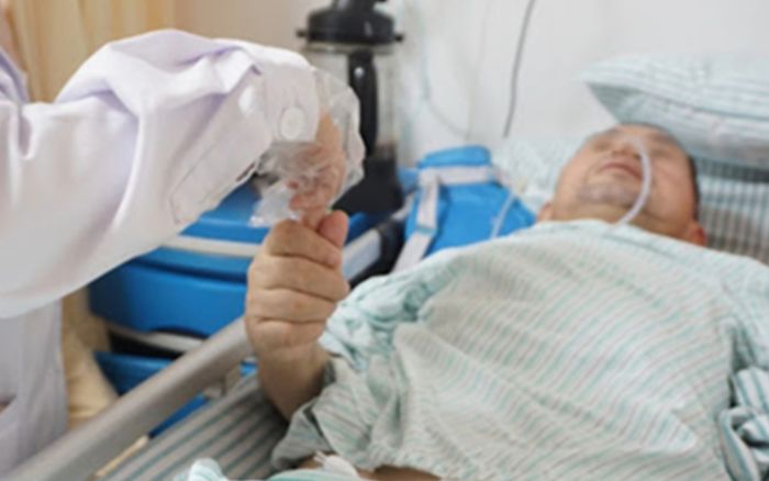 Người đàn ông đột ngột qua đời vì thói quen sai lầm buổi sáng