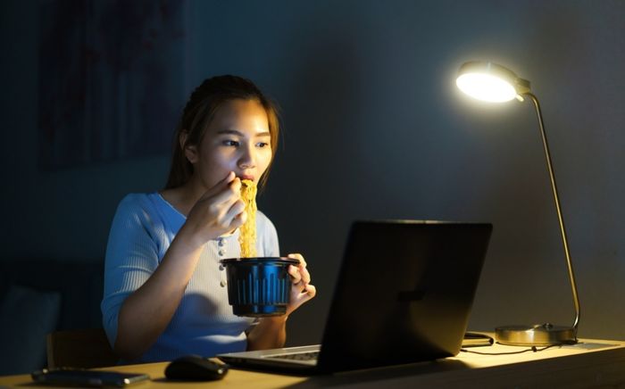 Dinh dưỡng sai cách sau 22h: Kẻ thù thầm lặng của gan và dạ dày