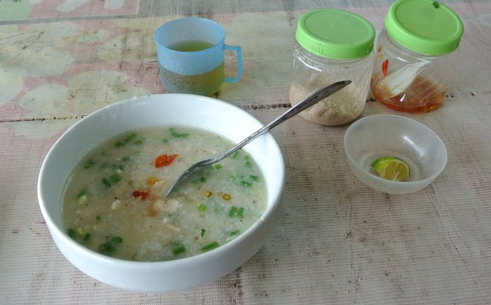 24 học sinh ngộ độc sau khi ăn sáng với cháo, bí mật của cô giáo bại lộ gây rúng động