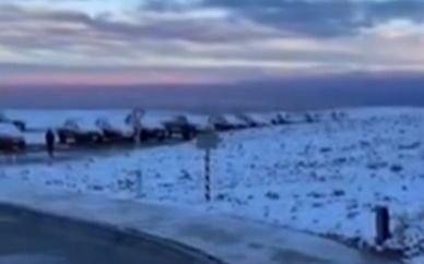 Chuyện khó tin: Tuyết phủ trắng sa mạc khô cằn nhất thế giới