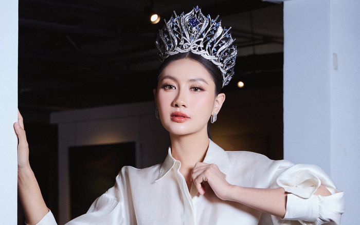 Hành động gây chú ý của Tân Hoa hậu Hoàn vũ Việt Nam trên thảm đỏ sau 1 tuần đăng quang