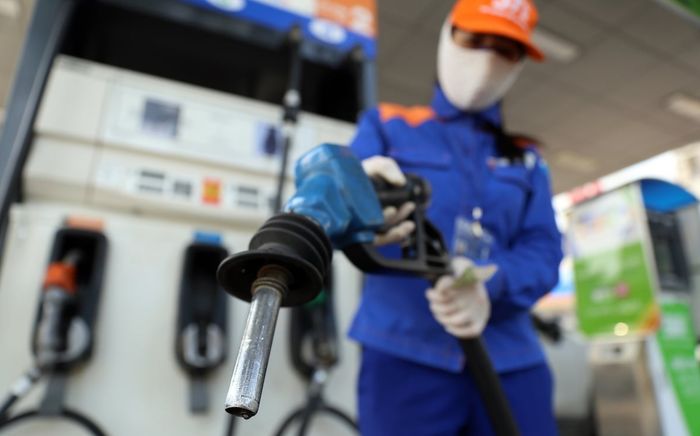 Giá xăng dầu hôm nay 3/6: Tăng dữ dội