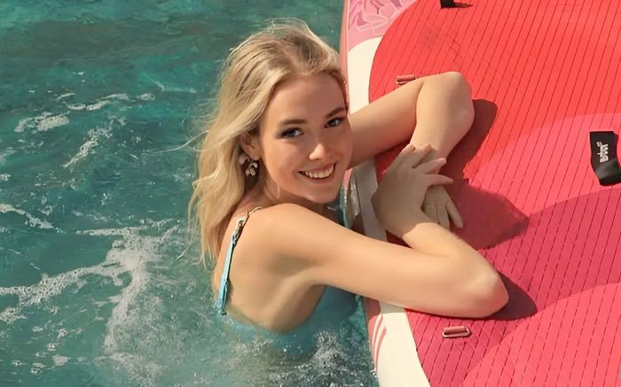 Thêm một Hoa hậu bị tước vương miện