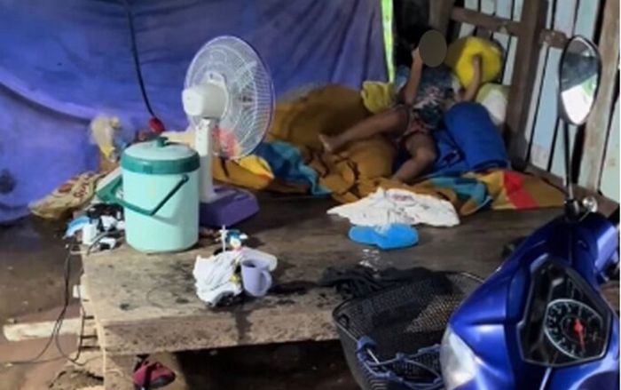 Xin trú mưa nhờ nhà người lạ, cô gái bật khóc khi nhìn thấy cảnh tượng bên trong