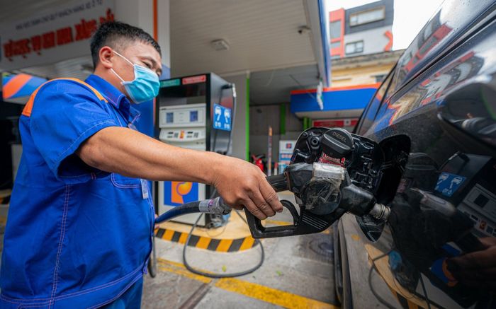 Giá xăng dầu hôm nay 30/6: Lại giảm