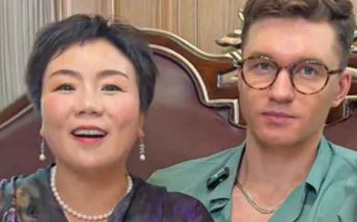 Người phụ nữ 50 tuổi cưới bạn thân của con trai, thông báo có thai sau 6 tháng