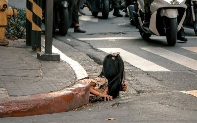 Cái kết khó ngờ của cô gái chui ra từ ống cống khiến mạng xã hội 'dậy sóng'