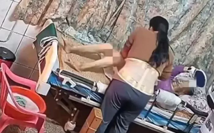 Cụ bà 85 tuổi bầm tím khắp người, gia đình rơi nước mắt khi kiểm tra camera