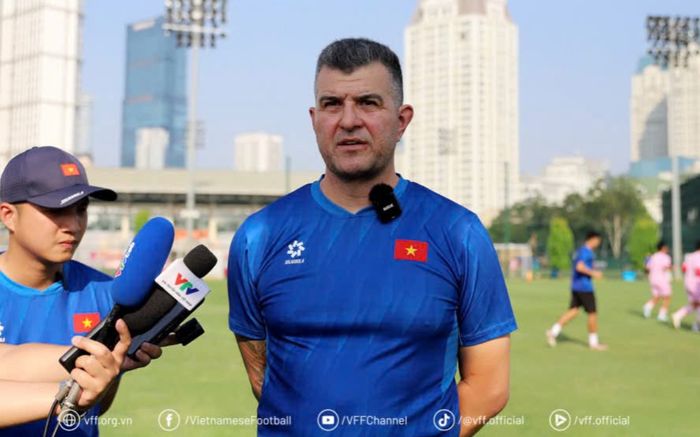 HLV Cristiano Roland nói thẳng về tương lai bóng đá Việt Nam