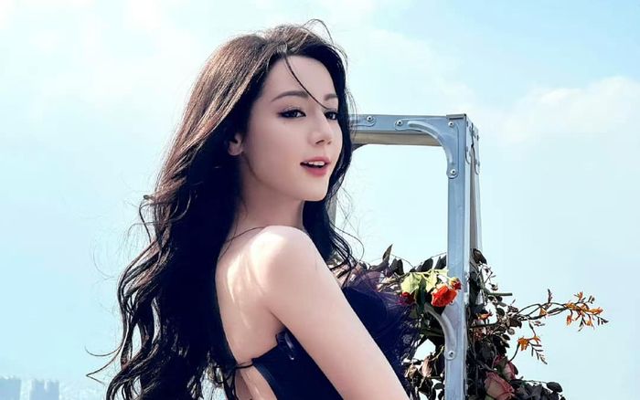 Địch Lệ Nhiệt Ba khiến cõi mạng 'dậy sóng' trong ngày sinh nhật