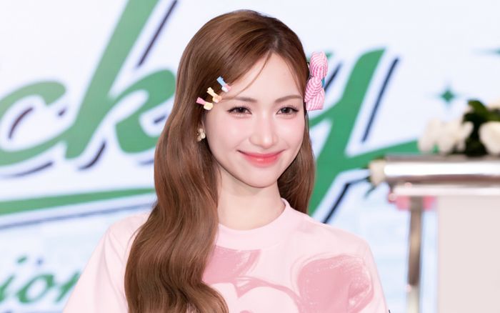 Hòa Minzy được nhận xét xinh hơn cả hoa hậu dù ăn mặc 'khác thường'