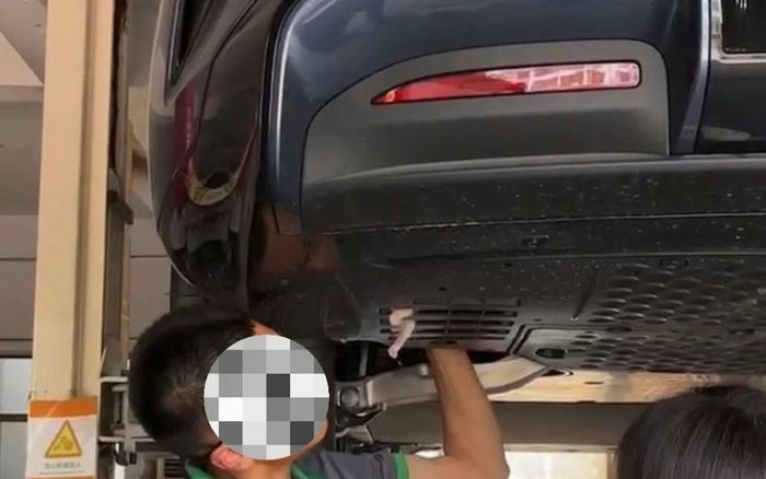 Thấy bàn chân lạ thò ra từ gầm xe hơi, cô gái bỗng trở thành mẹ của '5 đứa con'