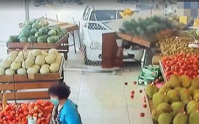 Đạp nhầm chân ga, cụ bà 70 tuổi lái xe hơi tông thẳng vào cửa hàng rau quả