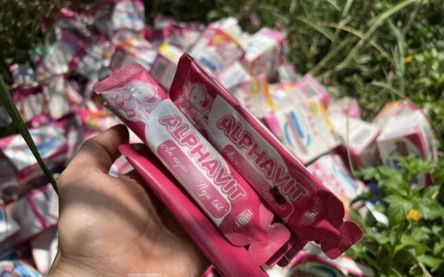 Cận cảnh số lượng lớn thuốc, thực phẩm chức năng bị vứt bỏ ở vùng ven TP.HCM