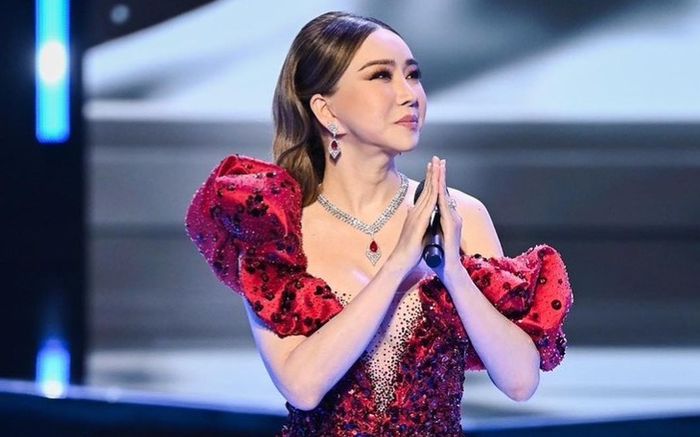 Tỷ phú chuyển giới vẫn điều hành Miss Universe dù 'ngã ngựa'