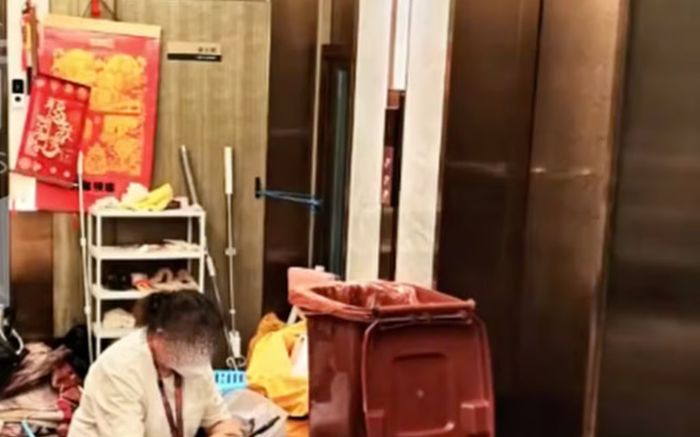 Người phụ nữ sống giữa 'núi rác' trong căn hộ 127 tỷ, hàng xóm phải bán nhà bỏ đi