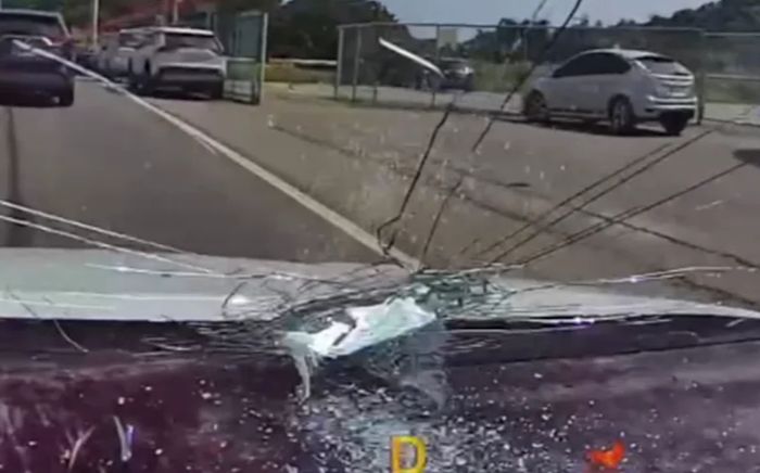 Thanh thép rơi từ trên trời làm vỡ kính xe hơi đang chạy, công trường bị phạt nặng