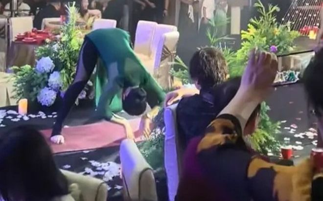 Mẹ chú rể tập yoga tại đám cưới con trai, gia đình nhà dâu 'ngượng đỏ mặt'
