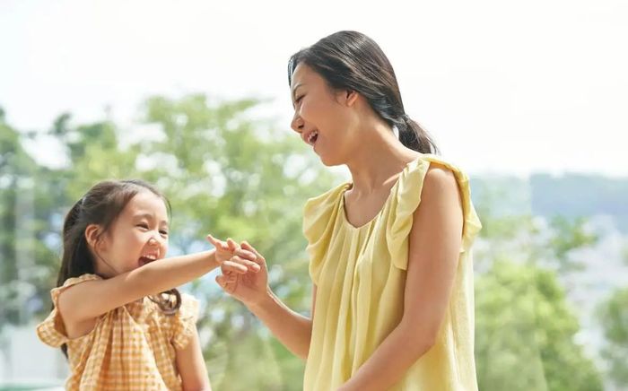 Cha mẹ khôn ngoan không bao giờ 'khoe' 3 điều này của con với người ngoài