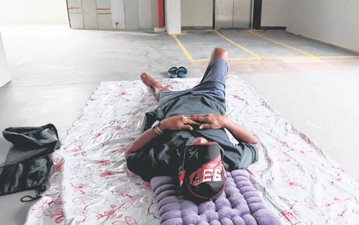 Người đàn ông 63 tuổi ngủ hành lang suốt ba tháng vì không đủ tiền thuê nhà