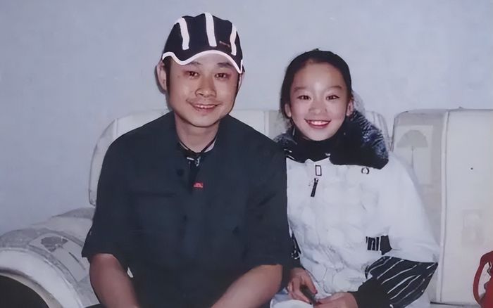 Nam ca sĩ bị vợ bỏ năm 20 tuổi, một mình nuôi con nhỏ và cái kết đẹp đến ngỡ ngàng sau 27 năm