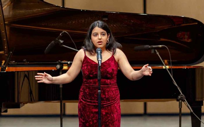 Nữ thí sinh thi thanh nhạc gây xúc động khi đưa mẹ lên sân khấu