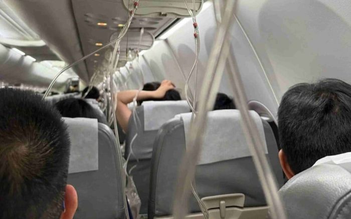 Kinh hoàng khoảnh khắc bên trong máy bay chở 191 hành khách rơi tự do ở độ cao 11.000m