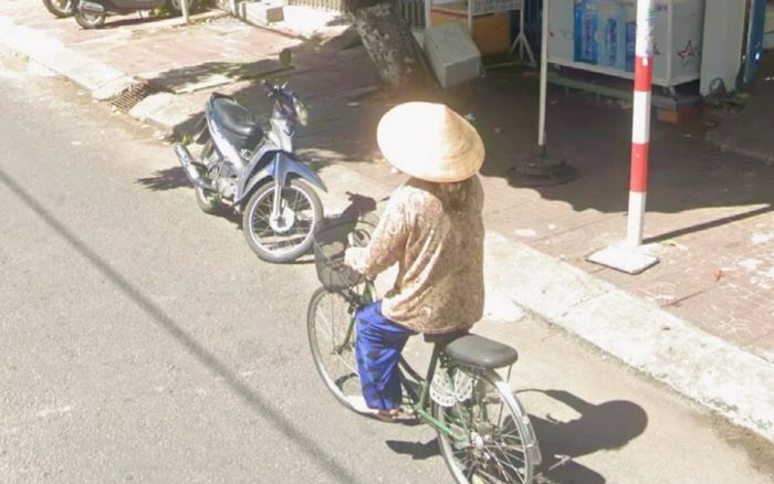 Google Maps bất ngờ 'hóa Doraemon' đưa mọi người ngược về quá khứ, thấy người thân đã mất ngay trước cửa nhà