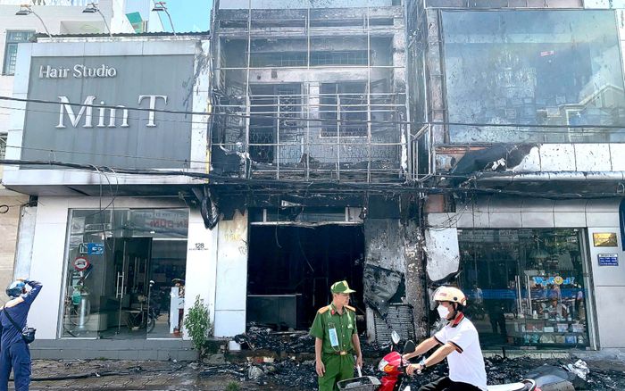 Vụ cháy lớn tiệm điện thoại diễn ra tại trung tâm TP. Cần Thơ