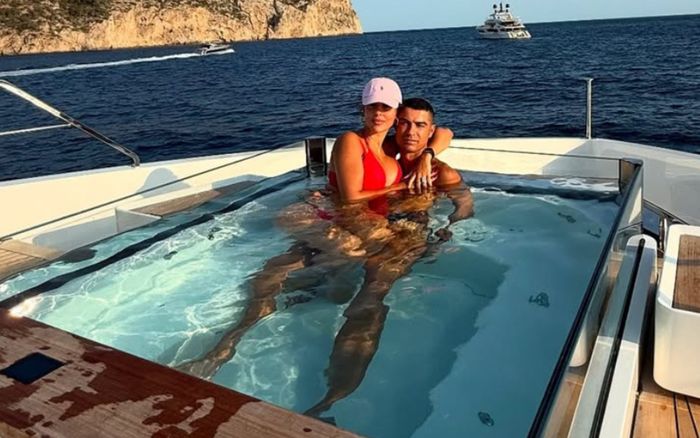 Bạn gái Cristiano Ronaldo diện bikini rực lửa, khoe dáng cực phẩm giữa thiên đường nghỉ dưỡng
