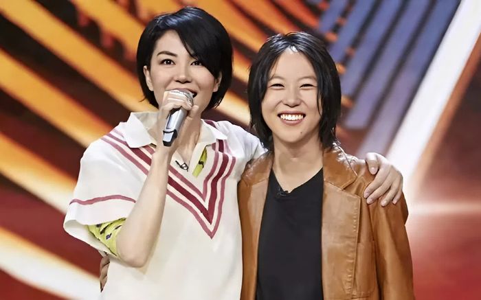 'Thiên hậu' Vương Phi tái xuất sau 7 năm, gây sốt khi song ca cùng con gái